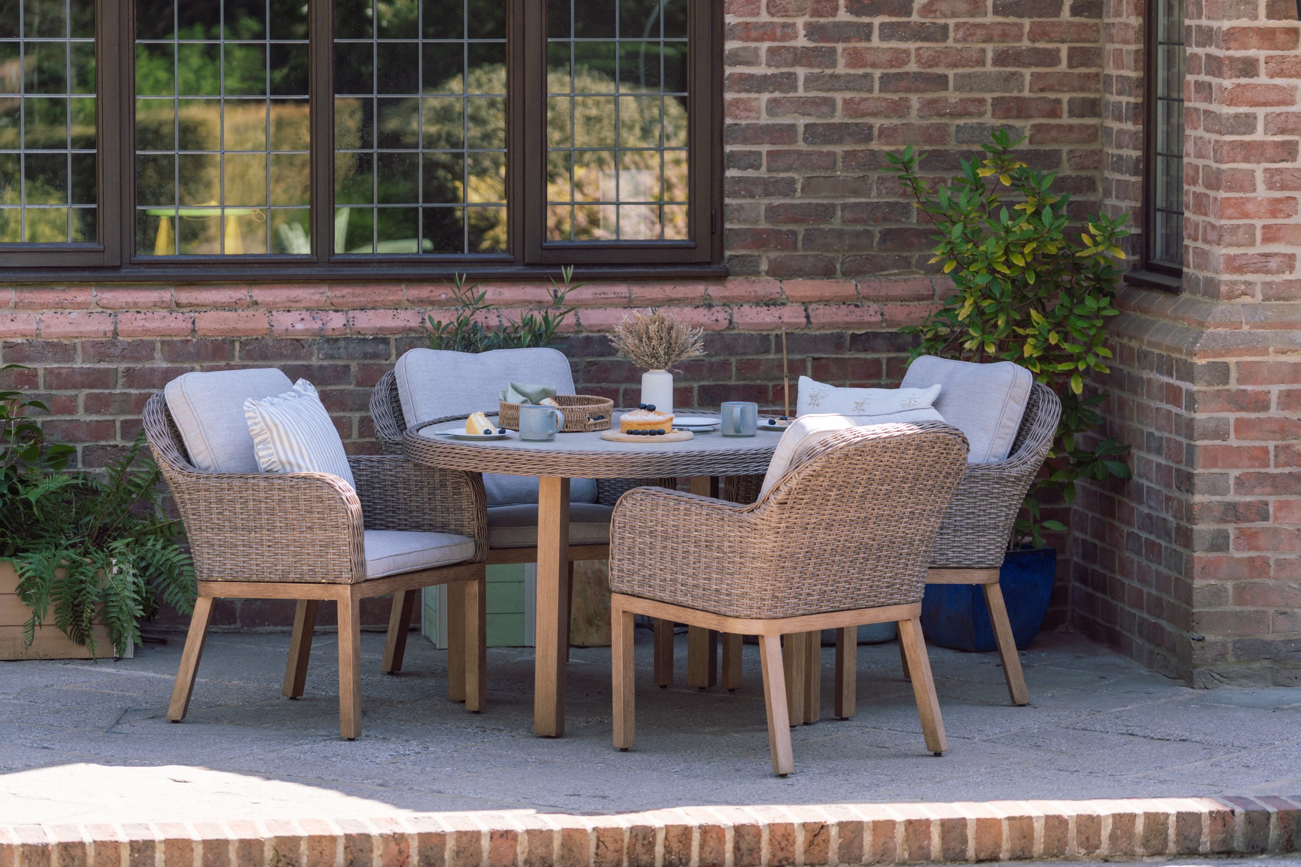 Wicker 4 Seat Round Dining Set by Innovators