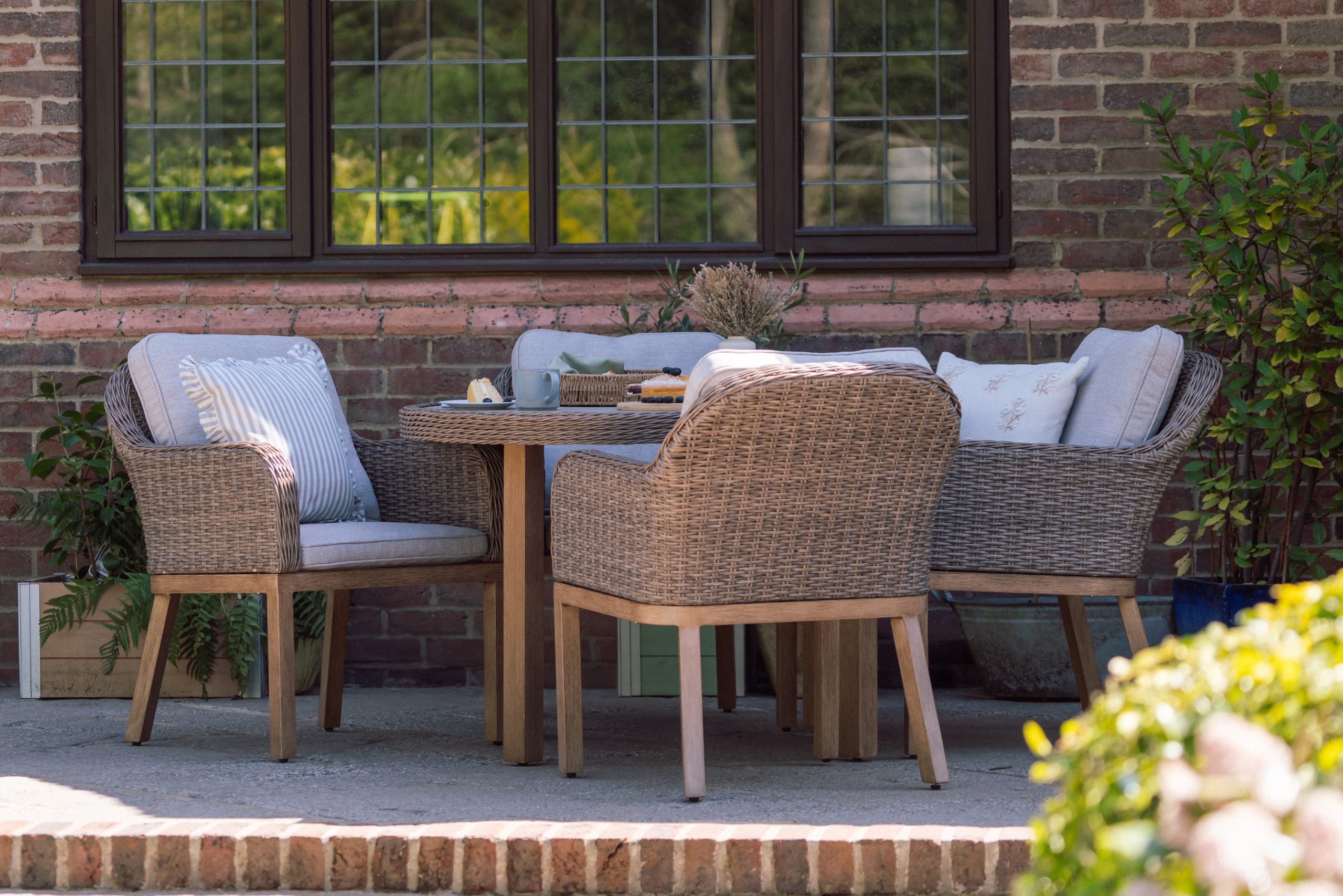 Wicker 4 Seat Round Dining Set by Innovators - Image 4